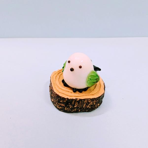 シマエナガ切り株木台（S)緑のガラス細工の置物です。木台はポリ製です。【大きさ】約高さ２０ミリ　　横幅２０ミリ　　　　　奥行２０ミリ＊商品は一つ一つ手造りのため大きさや色合いなどが写真と異なる場合がありますのでご了承をお願い致します。