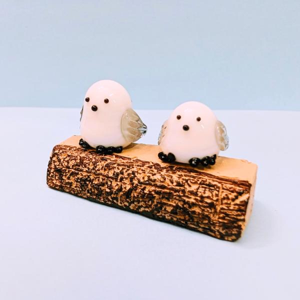 シマエナガ2人ベンチ（木台付）グレーのガラス細工の置物です。木台はポリ製です。【大きさ】約高さ２０ミリ　　横幅４０ミリ　　　　　奥行２０ミリ＊商品は一つ一つ手造りのため大きさや色合いなどが写真と異なる場合がありますのでご了承をお願い致します。