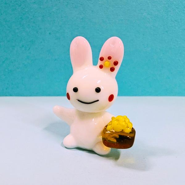うさぎの豆まきのガラス細工の置物です。【大きさ】約高さ３３ミリ　　横幅２８ミリ　　　　　奥行１８ミリ＊商品は一つ一つ手造りのため大きさや色合いなどが写真と異なる場合がありますのでご了承をお願い致します。