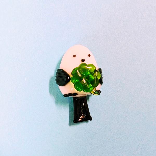 シマエナガマグネット（黒）よつばのガラス細工です。【大きさ】約高さ３０ミリ　　横幅１８ミリ＊商品は一つ一つ手造りのため大きさや色合いなどが写真と異なる場合がありますのでご了承をお願い致します。