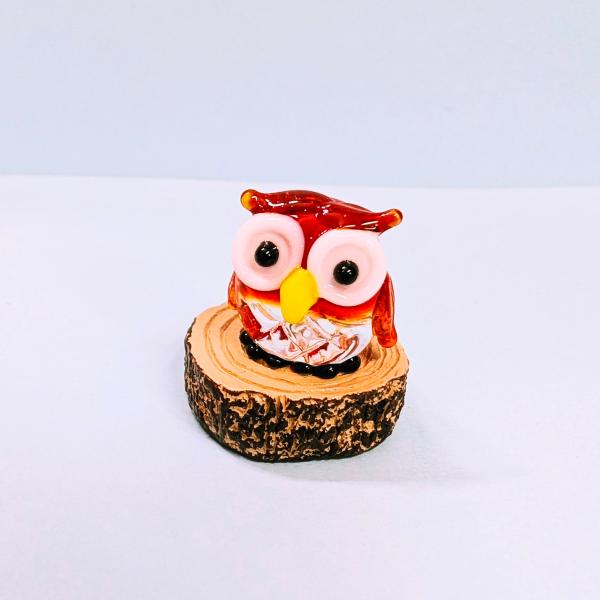 ふくろう切り株木台（S)赤のガラス細工の置物です。木台はポリ製です。【大きさ】約高さ２５ミリ　　横幅２０ミリ　　　　　奥行２０ミリ＊商品は一つ一つ手造りのため大きさや色合いなどが写真と異なる場合がありますのでご了承をお願い致します。