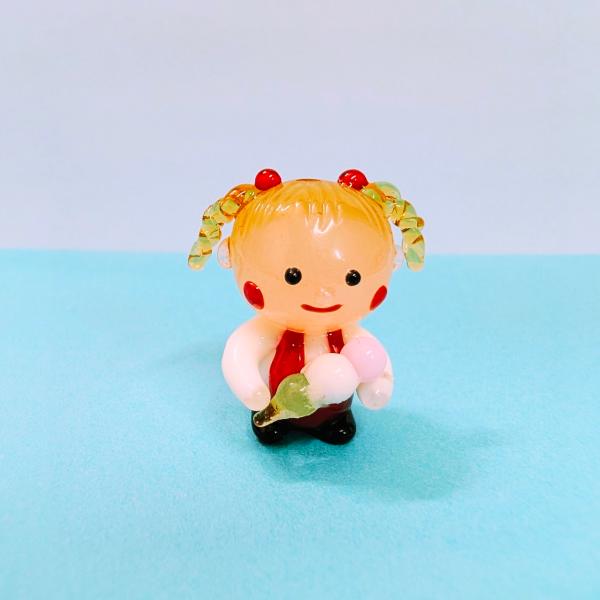 女の子と3色団子のガラス細工の置物です。【大きさ】約高さ２５ミリ　　横幅２５ミリ　　　　　奥行１８ミリ＊商品は一つ一つ手造りのため大きさや色合いなどが写真と異なる場合がありますのでご了承をお願い致します。