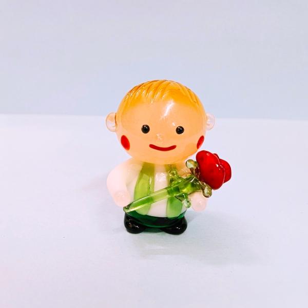 男の子とカーネーションのガラス細工の置物です。【大きさ】約高さ２５ミリ　　横幅１８ミリ　　　　　奥行１８ミリ＊商品は一つ一つ手造りのため大きさや色合いなどが写真と異なる場合がありますのでご了承をお願い致します。
