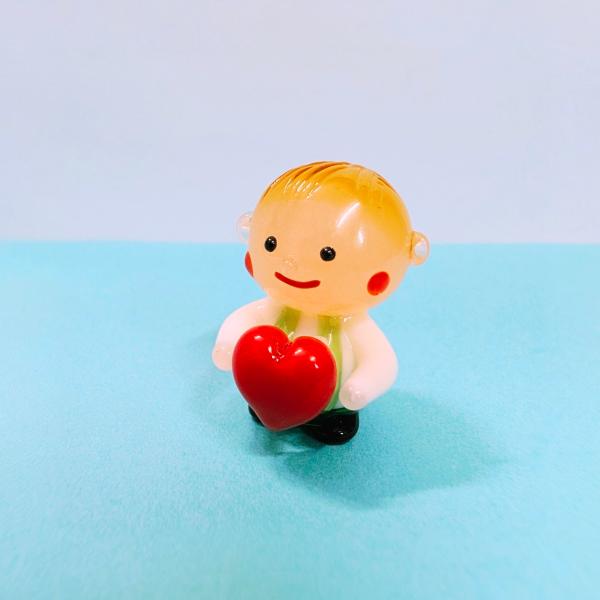 男の子とハートのガラス細工の置物です。【大きさ】約高さ２５ミリ　　横幅１８ミリ　　　　　奥行１８ミリ＊商品は一つ一つ手造りのため大きさや色合いなどが写真と異なる場合がありますのでご了承をお願い致します。