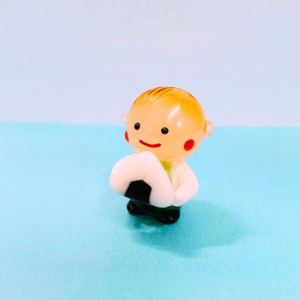 男の子とおにぎりのガラス細工の置物です。【大きさ】約高さ２５ミリ　　横幅１８ミリ　　　　　奥行２０ミリ＊商品は一つ一つ手造りのため大きさや色合いなどが写真と異なる場合がありますのでご了承をお願い致します。