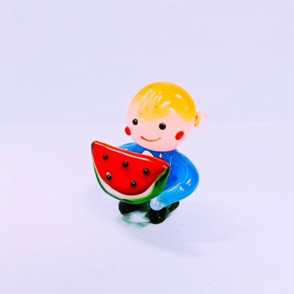 男の子（S)とスイカのガラス細工の置物です。【大きさ】約高さ２５ミリ　　横幅１８ミリ　　　　　奥行１８ミリ＊商品は一つ一つ手造りのため大きさや色合いなどが写真と異なる場合がありますのでご了承をお願い致します。
