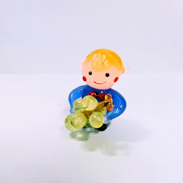 男の子（S)とシャインマスカットのガラス細工の置物です。【大きさ】約高さ２５ミリ　　横幅１８ミリ　　　　　奥行２０ミリ＊商品は一つ一つ手造りのため大きさや色合いなどが写真と異なる場合がありますのでご了承をお願い致します。