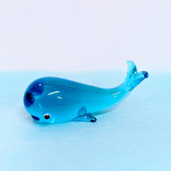 クジラ（L)のガラス細工の置物です。【大きさ】約高さ２０ミリ　　横幅ミリ２３　　　　　奥行５５ミリ＊商品は一つ一つ手造りのため大きさや色合いなどが写真と異なる場合がありますのでご了承をお願い致します。
