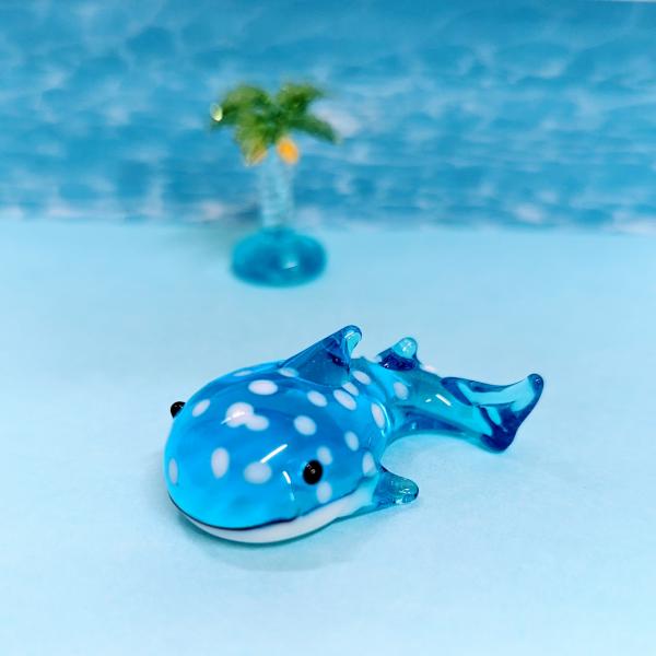 ジンベイザメ（M)Bしっぽ曲げのガラス細工の置物です。【大きさ】約高さ１５ミリ　　横幅３０ミリ　　　　　奥行３５ミリ＊商品は一つ一つ手造りのため大きさや色合いなどが写真と異なる場合がありますのでご了承をお願い致します。