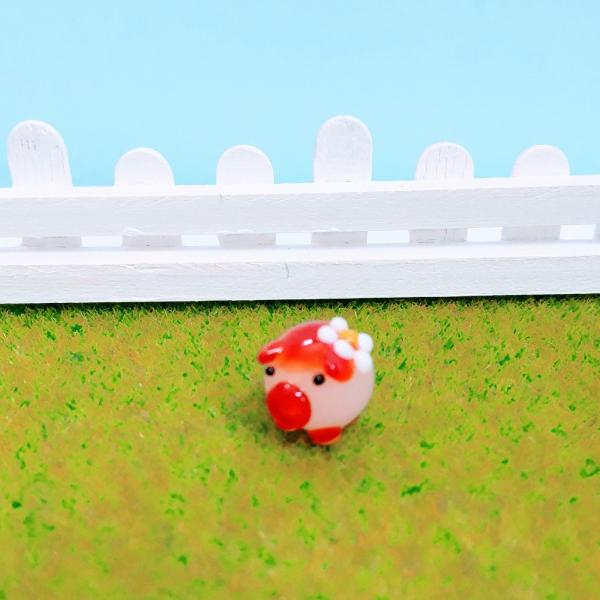 花ぶた（S)赤のガラス細工の置物です。【大きさ】約高さ１０ミリ　　横幅１０ミリ　　　　　奥行１０ミリ＊商品は一つ一つ手造りのため大きさや色合いが写真と異なる場合がありますのでご了承をお願い致します。