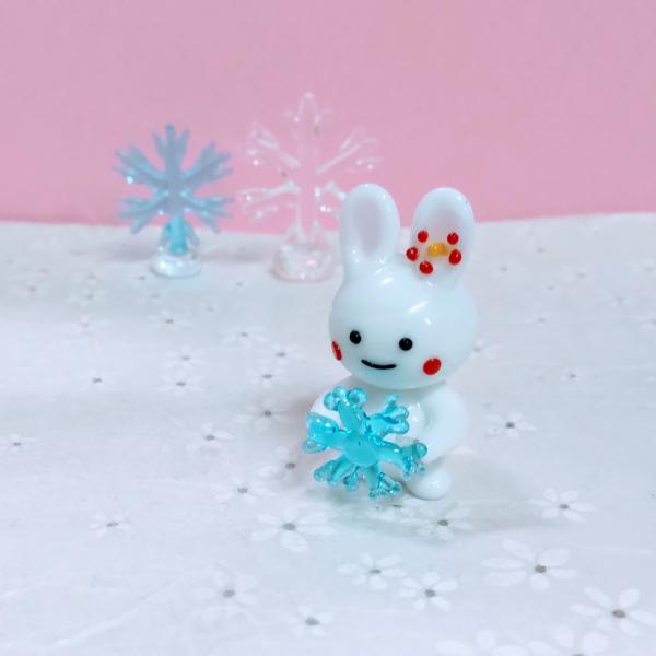 ウサギと雪の結晶のガラス細工の置物です。【大きさ】約高さ３０ミリ　　横幅１７ミリ　　　　　奥行２０ミリ＊商品は一つ一つ手造りのため大きさや色合いなどが写真と異なる場合がありますのでご了承をお願い致します。