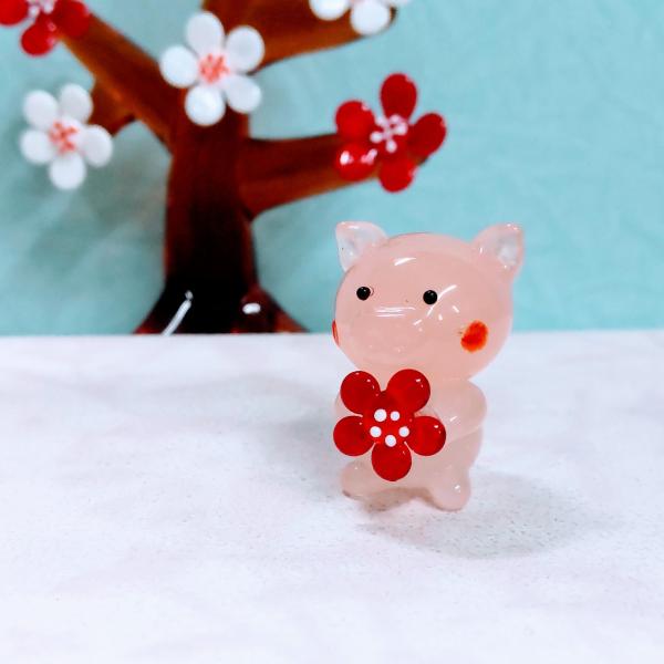 ブタと梅のガラス細工の置物です。【大きさ】約高さ２８ミリ　　横幅１８ミリ　　　　　奥行２０ミリ＊商品は一つ一つ手造りのため大きさや色合いなどが写真と異なる場合がありますのでご了承をお願い致します。