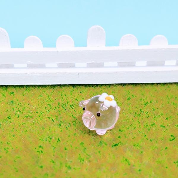 花ぶた（S)クリアピンクのガラス細工の置物です。【大きさ】約高さ１０ミリ　　横幅１０ミリ　　　　　奥行１０ミリ＊商品は一つ一つ手造りのため大きさや色合いが写真と異なる場合がありますのでご了承をお願い致します。