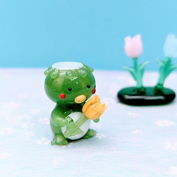 カエルとチューリップ（黄）のガラス細工の置物です。【大きさ】約高さ２５ミリ　　横幅１８ミリ　　　　　奥行２０ミリ＊商品は一つ一つ手造りのため大きさや色合いなどが写真と異なる場合がありますのでご了承をお願い致します。