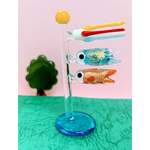 鯉のぼり金箔入のガラス細工の置物です。【大きさ】約高さ８５ミリ　　横幅５０ミリ　　　　　奥行３０ミリ＊商品は一つ一つ手造りのため大きさや色合いなどが写真と異なる場合がありますのでご了承をお願い致します。