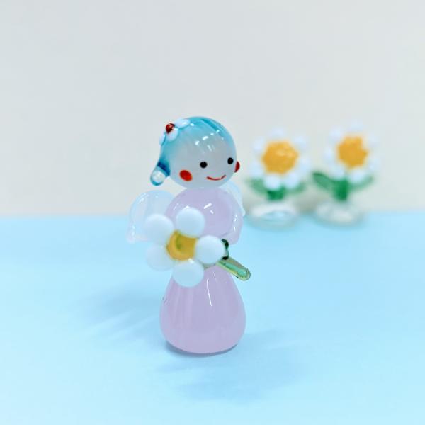 花の妖精（白い花）のガラス細工の置物です。【大きさ】約高さ３０ミリ　　横幅２０ミリ　　　　　奥行１２ミリ＊商品は一つ一つ手造りのため大きさや色合いなどが写真と異なる場合がありますのでご了承をお願い致します。