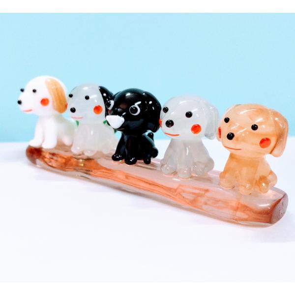 5人ベンチイヌのガラス細工の置物です。【大きさ】約高さ３０ミリ　　横幅７５ミリ　　　　　奥行２０ミリ＊商品は一つ一つ手造りのため大きさや色合いが写真と異なる場合がありますのでご了承をお願い致します。