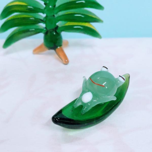 居眠りカエルのガラス細工です。【大きさ】約高さ１５ミリ　　横幅１５ミリ　　　　　奥行４０ミリ＊商品は一つ一つ手造りのため大きさや色合いなどが写真と異なる場合がありますのでご了承をお願い致します。
