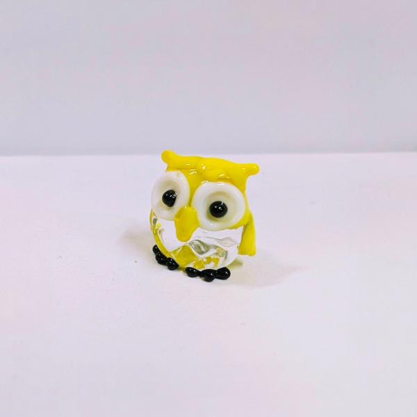 キラキラふくろう（S)黄のガラス細工の置物です。【大きさ】約高さ１５ミリ　　横幅１５ミリ　　　　　奥行１５ミリ＊商品は一つ一つ手造りのため大きさや色合いなどが写真と異なる場合がありますのでご了承をお願い致します。