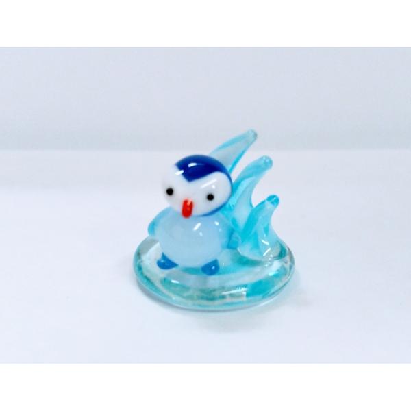 ミニ波とペンギン台付のガラス細工の置物です。【大きさ】約高さ２０ミリ　　横幅２０ミリ　　　　　奥行２０ミリ＊商品は一つ一つ手造りのため大きさや色合いが写真と異なる場合がありますのでご了承をお願い致します。