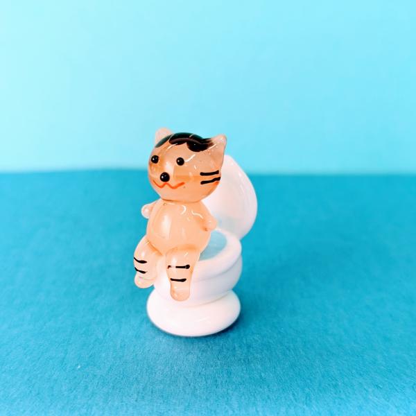 トイレ茶トラネコのガラス細工の置物です。【大きさ】約高さ４０ミリ　　横幅２０ミリ　　　　　奥行２５ミリ＊商品は一つ一つ手造りのため大きさや色合いなどが写真と異なる場合がありますのでご了承をお願い致します。