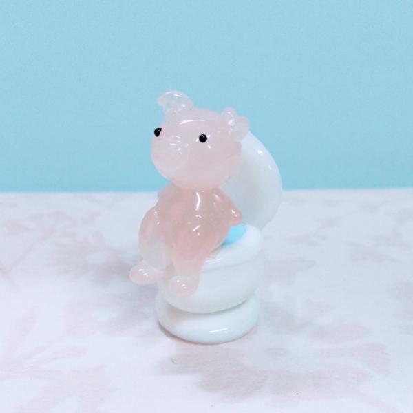 トイレブタのガラス細工の置物です。【大きさ】約高さ３５ミリ　　横幅２０ミリ　　　　　奥行２５ミリ＊商品は一つ一つ手造りのため大きさや色合いなどが写真と異なる場合がありますのでご了承をお願い致します。