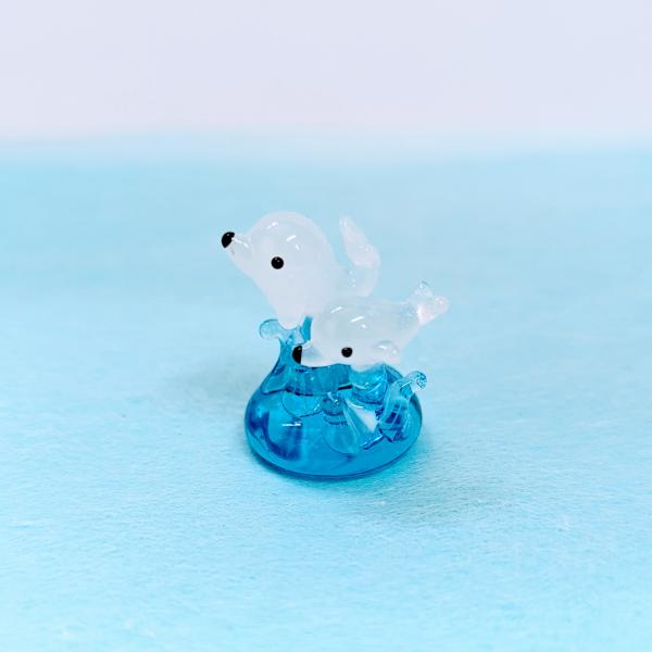 ミニミニ波乗りペアアザラシのガラス細工の置物です。【大きさ】約高さ２２ミリ　　横幅１７ミリ　　　　　奥行２０ミリ＊商品は一つ一つ手造りのため大きさや色合いなどが写真と異なる場合がありますのでご了承をお願い致します。
