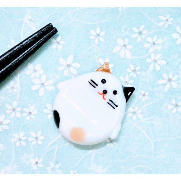 箸置きミケネコのガラス細工の置物です。【大きさ】約高さ３５ミリ　　横幅３０ミリ＊商品は一つ一つ手造りのため大きさや色合いなどが写真と異なる場合がありますのでご了承をお願い致します。