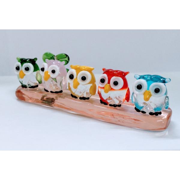 ふくろう5人ベンチのガラス細工の置物です。【大きさ】高さ約２０ミリ　　横幅８０ミリ　　　　　奥行２０ミリ＊商品は一つ一つ手造りのため大きさや色合いが写真と異なる場合がありますのでご了承をお願い致します。