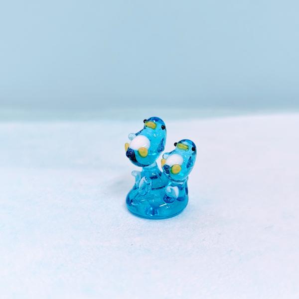 ミニミニ波乗りペアペンギンのガラス細工の置物です。【大きさ】約高さ２０ミリ　　横幅１７ミリ　　　　　奥行１５ミリ＊商品は一つ一つ手造りのため大きさや色合いなどが写真と異なる場合がありますのでご了承をお願い致します。