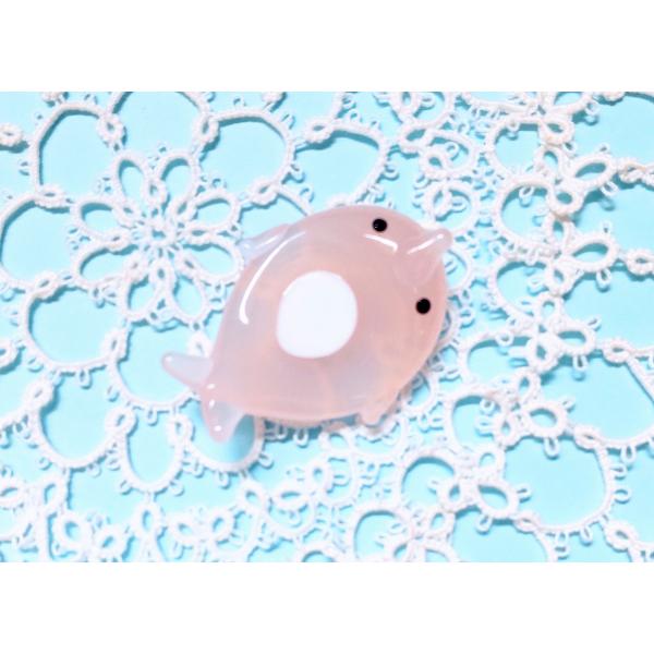箸置きイルカピンクのガラス細工の置物です。【大きさ】約縦３５ミリ　　横幅２５ミリ＊商品は一つ一つ手造りのため大きさや色合いなどが写真と異なる場合がありますのでご了承をお願い致します。