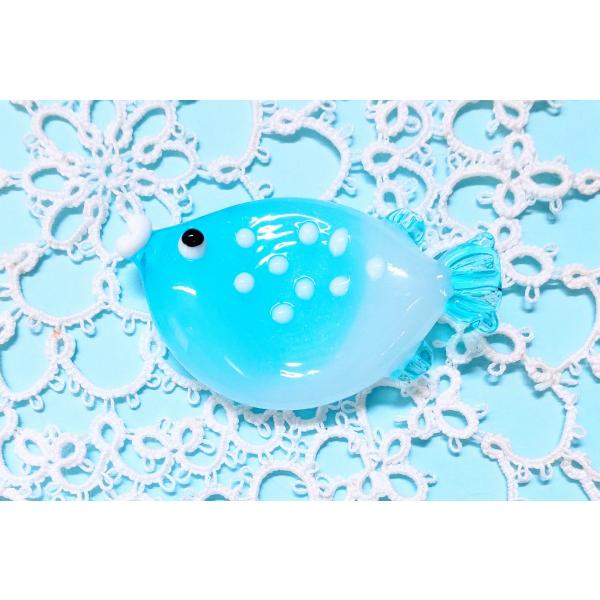 箸置きフグのガラス細工の置物です。【大きさ】約縦２５ミリ　　横幅４５ミリ＊商品は一つ一つ手造りのため大きさや色合いなどが写真と異なる場合がありますのでご了承をお願い致します。