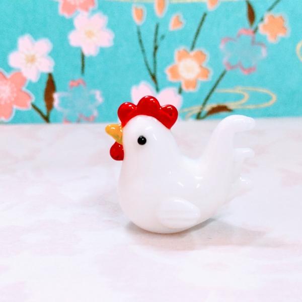 トリ（M)のガラス細工の置物です。【大きさ】約高さ２０ミリ　　横幅１５ミリ　　　　　奥行２５ミリ＊商品は一つ一つ手造りのため大きさや色合いなどが写真と異なる場合がありますのでご了承をお願い致します。