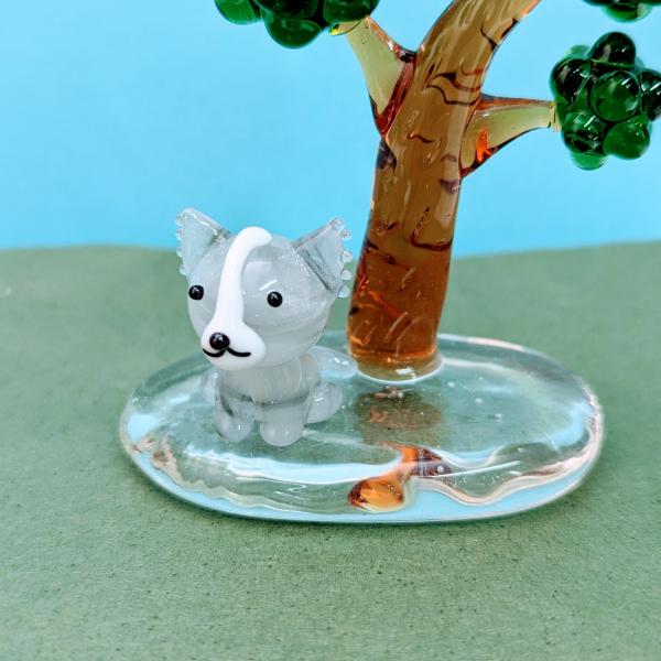 パピヨン（M)のガラス細工の置物です。【大きさ】約高さ２０ミリ　　横幅１５ミリ　　　　　奥行１５ミリ＊商品は一つ一つ手造りのため大きさや色合いが写真と異なる場合がありますのでご了承をお願い致します。