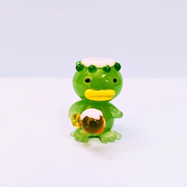 カッパとビール（S)のガラス細工の置物です。【大きさ】約高さ２２ミリ　　横幅１５ミリ　　　　　奥行１８ミリ＊商品は一つ一つ手造りのため大きさや色合いなどが写真と異なる場合がありますのでご了承をお願い致します。