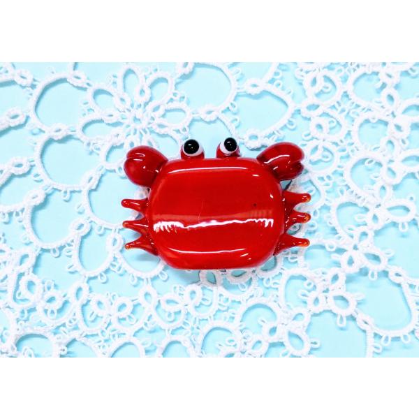 箸置きカニのガラス細工の置物です。【大きさ】約縦２５ミリ　　横幅３５ミリ＊商品は一つ一つ手造りのため大きさや色合いなどが写真と異なる場合がありますのでご了承をお願い致します。