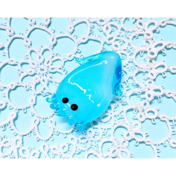 箸置きイカ青のガラス細工の置物です。【大きさ】約縦３５ミリ　　横幅２５ミリ＊商品は一つ一つ手造りのため大きさや色合いなどが写真と異なる場合がありますのでご了承をお願い致します。　