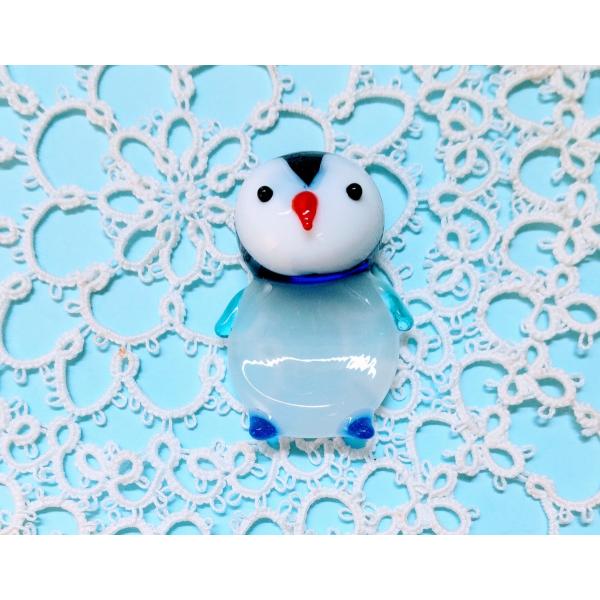 箸置きペンギンのガラス細工の置物です。【大きさ】約縦３５ミリ　　横幅２５ミリ＊商品は一つ一つ手造りのため大きさや色合いなどが写真と異なる場合がありますのでご了承をお願い致します。
