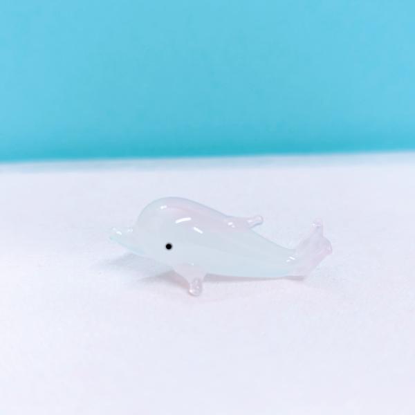 イルカ（S)ピンクのガラス細工の置物です。【大きさ】約高さ１０ミリ　　横幅１０ミリ　　　　　奥行３０ミリ＊商品は一つ一つ手造りのため大きさや色合いが写真と異なる場合がありますのでご了承をお願い致します。