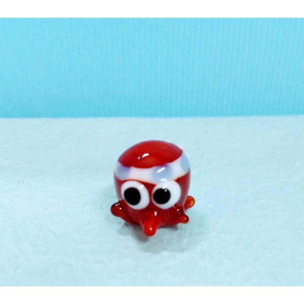 タコ（M)のガラス細工の置物です。【大きさ】約高さ１５ミリ　　横幅１２ミリ　　　　　奥行１５ミリ＊商品は一つ一つ手造りのため大きさや色合いが写真と異なる場合がありますのでご了承をお願い致します。