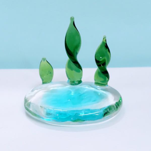 ☆かびごん☆　ガラスの置物　ガラス台　ディスプレイ台 ≪ACRYL WORKs≫size:高さ25cm×幅25cm×奥行25cm☆シンプルな形