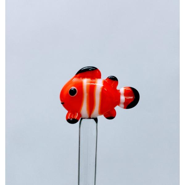 マドラークマノミのガラス細工です。【大きさ】約長さ１９０ミリ＊商品は一つ一つ手造りのため大きさや色合いが写真と異なる場合がありますのでご了承をお願い致します。