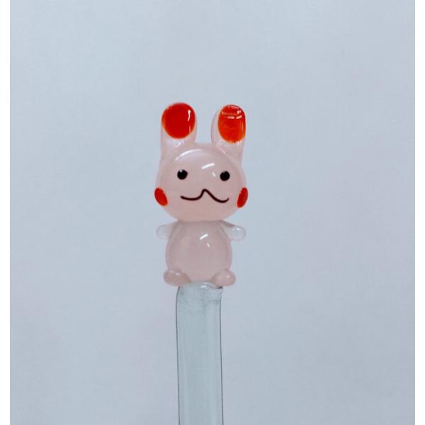 マドラーウサギピンクのガラス細工です。【大きさ】約長さ１９０ミリ＊商品は一つ一つ手造りのため大きさや色合いが写真と異なる場合がありますのでご了承をお願い致します。