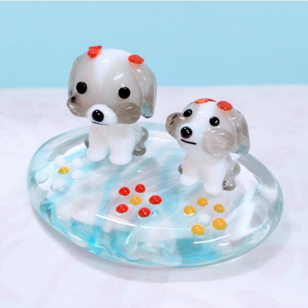 花台ペアシーズーのガラス細工の置物です。【大きさ】約高さ３０ミリ　　横幅５０ミリ　　　　　奥行４０ミリ＊商品は一つ一つ手造りのため大きさや色合いが写真と異なる場合がありますのでご了承をお願い致します。