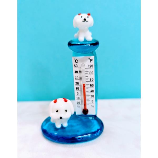 温度計マルチーズのガラス細工の置物です。【大きさ】約高さ７５ミリ　　横幅５０ミリ　　　　　奥行３５ミリ＊商品は一つ一つ手造りのため大きさや色合いが写真と異なる場合がありますのでご了承をお願い致します。