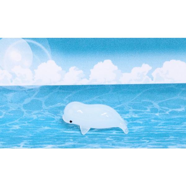 ベルーガ（S)のガラス細工の置物です。【大きさ】約高さ１０ミリ　　横幅１０ミリ　　　　　奥行２５ミリ＊商品は一つ一つ手造りのため大きさや色合いが写真と異なる場合がありますのでご了承をお願い致します。