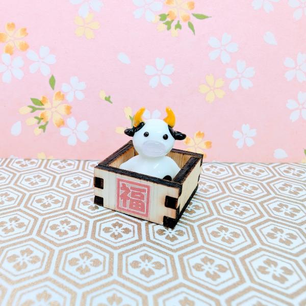 福桝丑のガラス細工の置物です。桝は木製です。【大きさ】約高さ２０ミリ　　横幅２０ミリ　　　　　奥行２０ミリ＊商品は一つ一つ手造りのため大きさや色合いが写真と異なる場合がありますのでご了承をお願い致します。