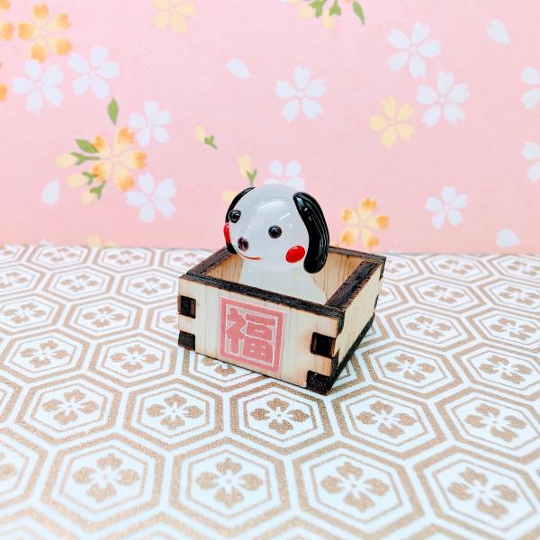 福桝戌のガラス細工の置物です。桝は木製です。【大きさ】約高さ２０ミリ　　横幅２０ミリ　　　　　奥行２０ミリ＊商品は一つ一つ手造りのため大きさや色合いが写真と異なる場合がありますのでご了承をお願い致します。