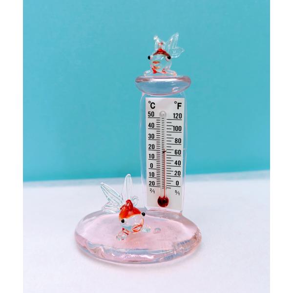 温度計（S)金魚クリア台ピンクのガラス細工の置物です。【大きさ】約高さ７５ミリ　　横幅４５ミリ　　　　　奥行３５ミリ＊商品は一つ一つ手造りのため大きさや色合いが写真と異なる場合がありますのでご了承をお願い致します。