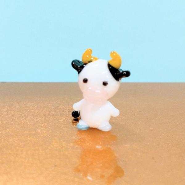 ウシ（S)のガラス細工の置物です。【大きさ】約高さ２０ミリ　　横幅１５ミリ　　　　　奥行１２ミリ＊商品は一つ一つ手造りのため大きさや色合いなどが写真と異なる場合がありますのでご了承をお願い致します。